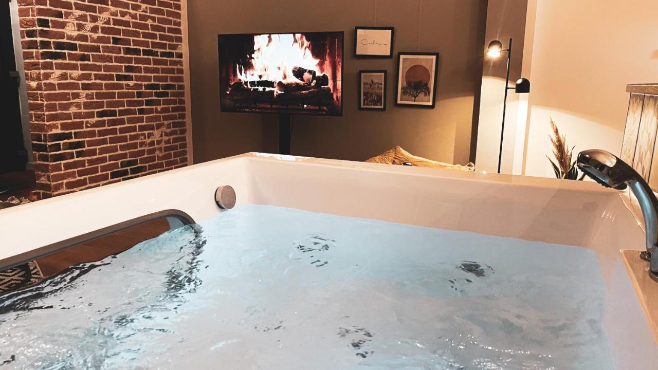 Stilvolles City-Loft Mit Privatem Whirlpool Trier Bagian luar foto